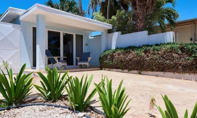 Malmok Casa | The Honeymoon Suite!