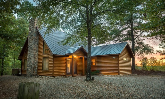 Broken Bow Cabina | Okehi Pine Cabin With Wood Burning Fireplace and Outdoor Hot Tub by Redawning