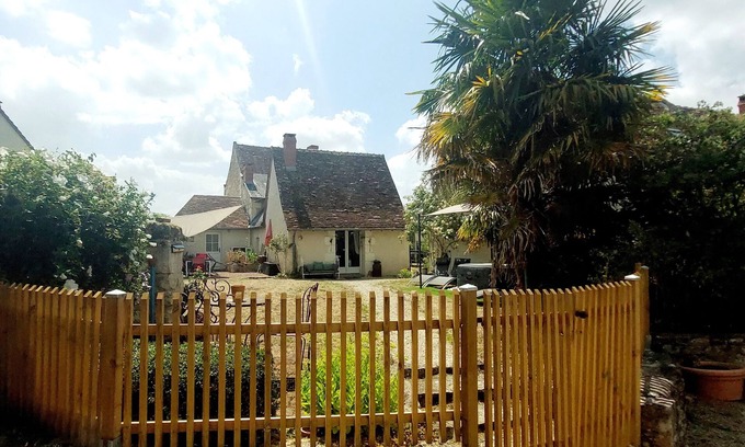 Crouzilles Casa | Antigua casa encantadora de Touraine, completamente renovada, rodeada de árboles y cerrada.