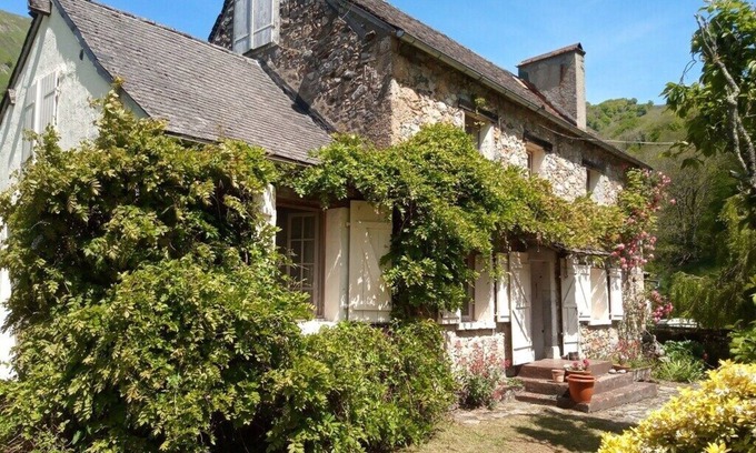 Sainte-Engrace Otro | Old Pyrenean farmhouse in beautiful Sainte-Engrâce. Max 6 adults + one child