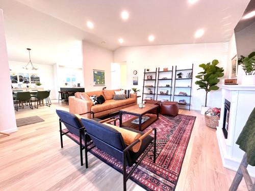 Port Angeles Casa | Olympic House: 3min from ONP w/Sauna + Rec room