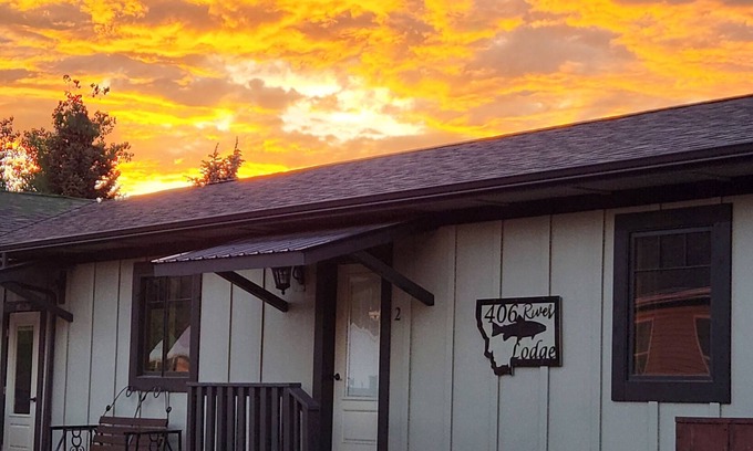 Gardiner Cabina | On the banks of the Yellowstone River, 3 blocks from the North Entrance of YNP