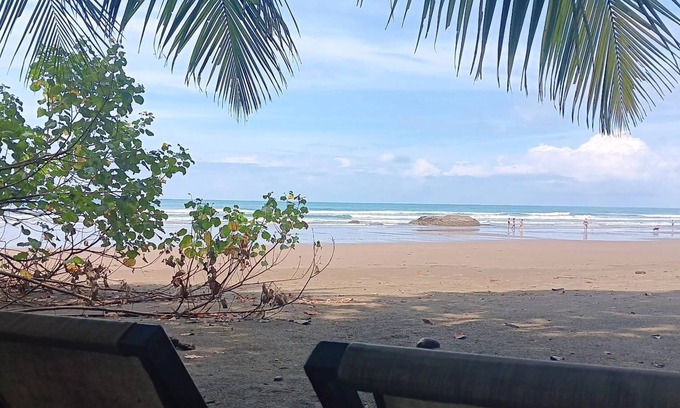 Dominical Cabaña | FRENTE AL MAR A tan solo 20 pasos de la arena.