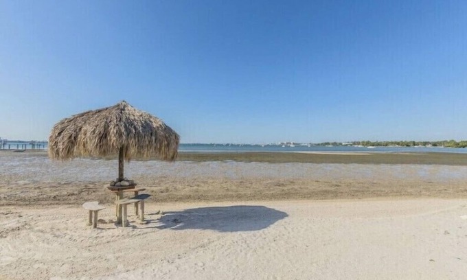 Bayview Condominio | One bedroom condo. Ground floor. Remodeled January 2025 & FULL Waterview