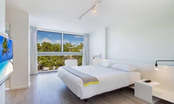 Key Biscayne Apartamento | ONE BEDROOM KING-STEPS AWAY FROM THE BEACH