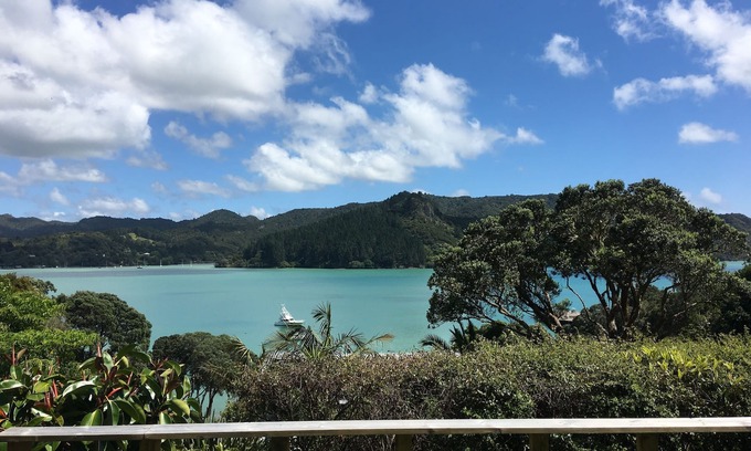Whangaroa Chalet De Esquí | Unidad de un dormitorio con baño y sala de estar pequeña con cocina americana.