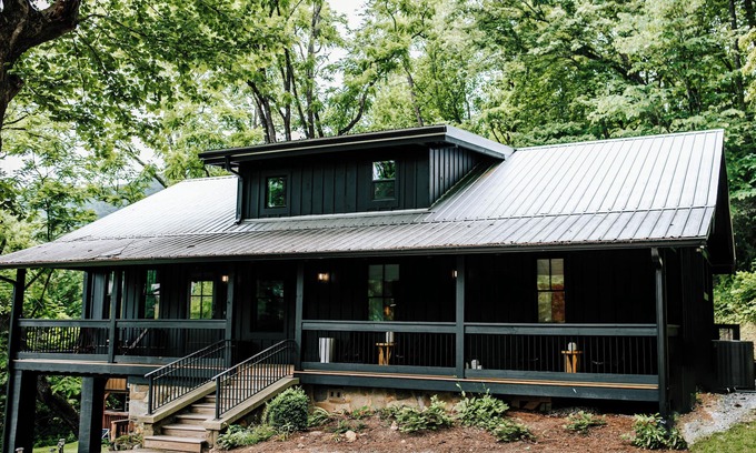 Clayton Cabina | One of a Kind Meadowstream Lodge for 10 Walk Downtown SwimSpa Pool Hot Tub Combo