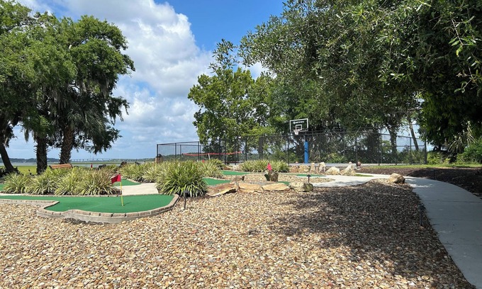 Palmetto Dunes Complejo | One round of FREE golf for 4 people per day. There are 2 courses available.