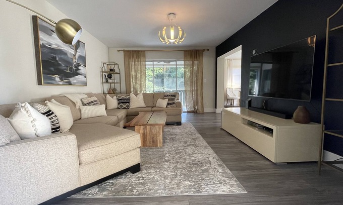 Central Naples Condominio | 3 Bedroom 2 Bath Beautiful Condo in heart of Naples 8 Minutes from Seagate Beach