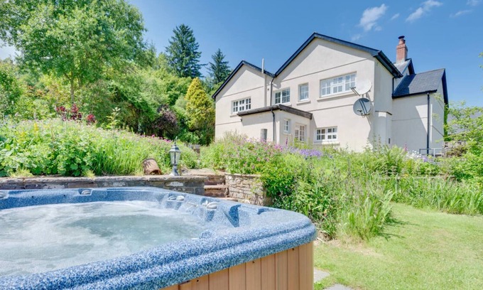 Trecastle Casa | Hermosa casa de campo galesa llena de carácter y con hermosas vistas de Brecon Beacons, Onne