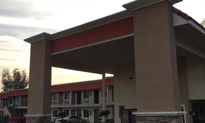 Montclair Hotel | Ontario Inn & Suites