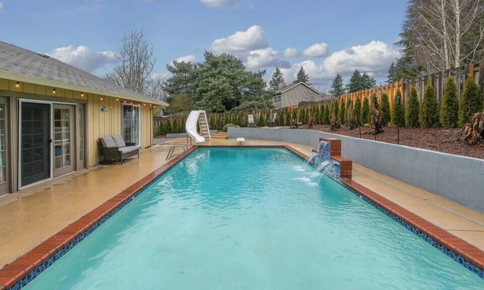 Vancouver Casa | 10 minutos a la piscina PDX Bañera de hidromasaje ★ Casa abierta y espaciosa