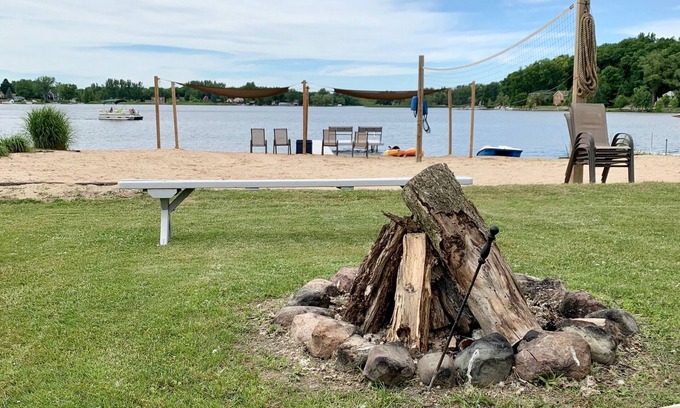 Ada Casa | Cabaña renovada con muelle privado cerca de Grand Rapids ~ Playa de arena ~ Pesca