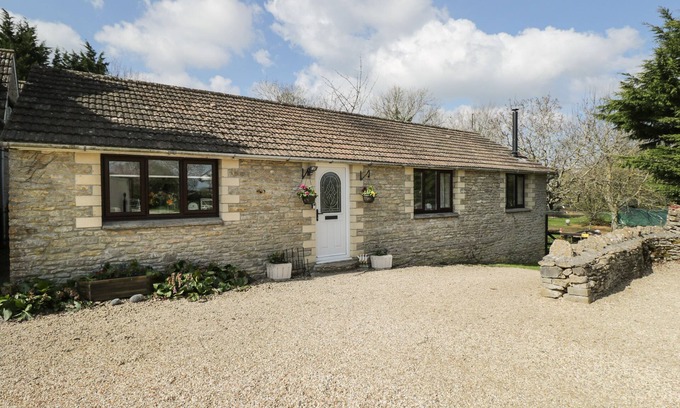 Malmesbury Cabaña | ORCHARD HOUSE COTTAGE, pet friendly, with open fire in Malmesbury