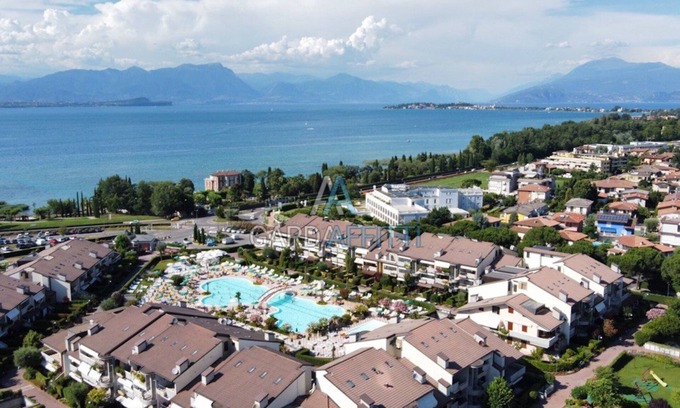 Desenzano del Garda Complejo | Orchiedea Apartment - tres piscinas y un bar a 200 m del lago