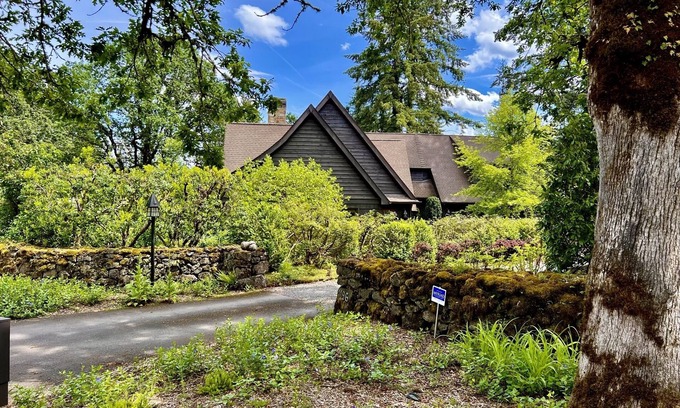 Country Club - North Shore Casa | Oswego Lake Country Club's 9th Fairway An ADU for 31+ days - "The Bentley"