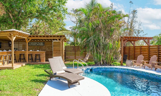 Englewood Casa | Outdoor Bar, Kayak, Paddle-board, Beach Equipment