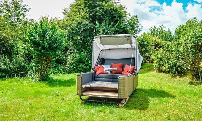 Belau Casa | Outdoor lounge on Lake Belau