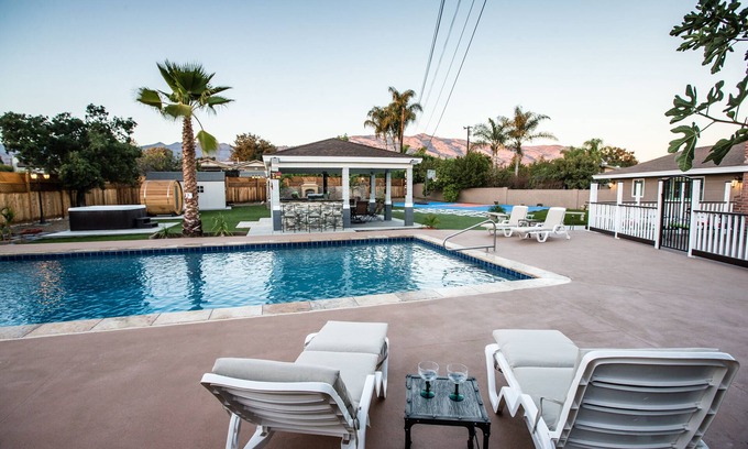 Glendora Casa | Oasis al aire libre w / piscina, sauna, jacuzzi, cancha de deportes