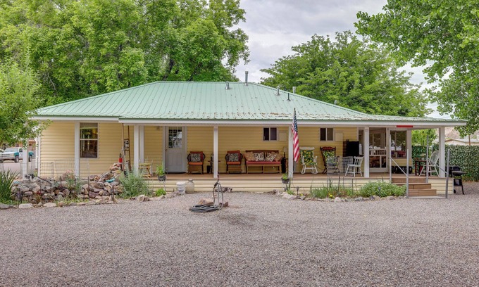 Caliente Casa | Outdoorsy Caliente Retreat w/ Screened Porch