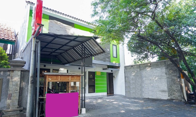 Gresik Hotel | OYO 1956 Kana Family Residence