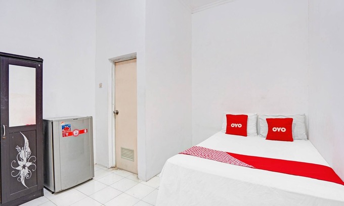 Gubeng Hotel | OYO 90790 Royale Nias