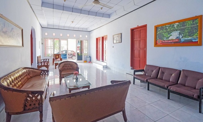 Sulawesi Hotel | OYO 92337 Wisma Arwini Syariah Near Benteng Balangnipa