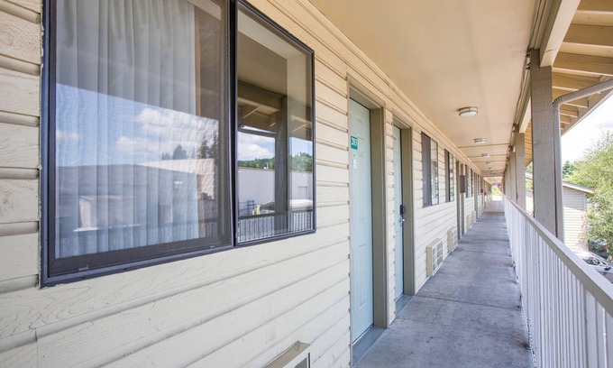 Woodland Hotel | OYO Woodland Hotel and Suites