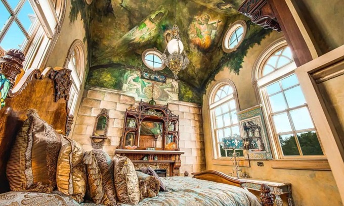 Elizabethtown Casa | P.T. Barnum Suite | Romantic Moonstone Manor B&B