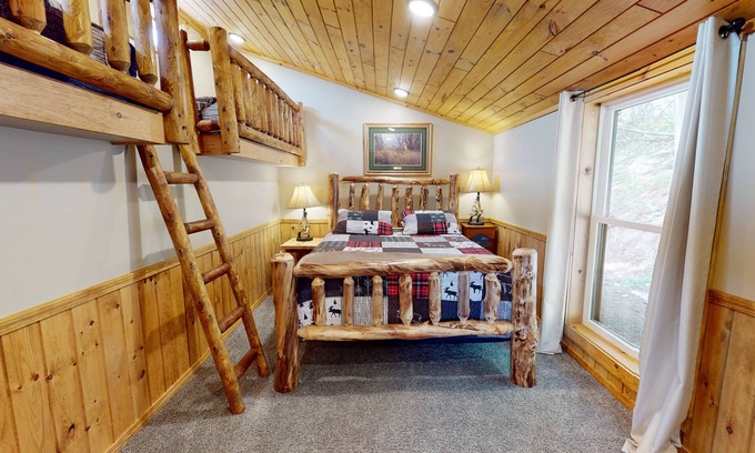 Gaines Complejo | Pa Grand Canyon, Family Fun, Pine Creek, Views and more Suite 10 Rough Cut Lodge