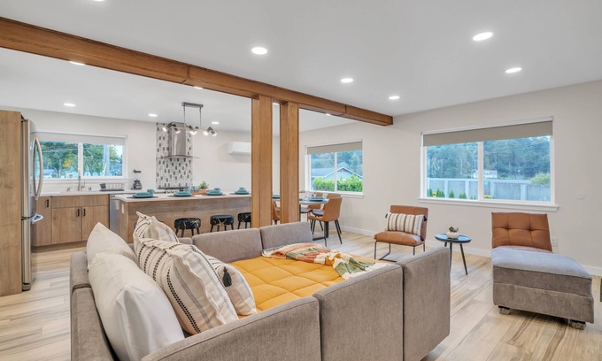 Tukwila Casa | Pacific Northwest Retreat Duplex 3min from Seattle by RedAwning