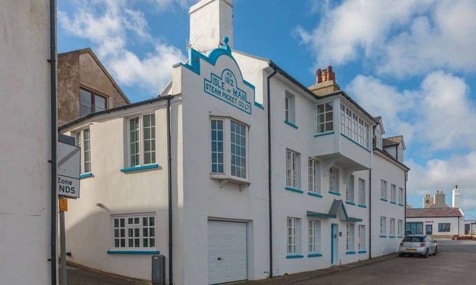 Castletown Cabaña | Packet House - a holiday cottage that sleeps 4 guests in 2 bedrooms