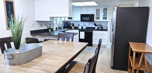 Page Apartamento | Paddleboards, Air Hockey, Grill, Fire Pit, WD, Brkfst, Sleeps 10, upper