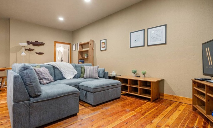 East Kootenay Hotel | Paddlers Inn - Angler`s Suite | Close to Lake/Fish