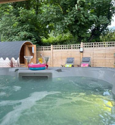 Burnfoot Hotel | Paddock Pod - Sleeps 4 & Roofed Over Private Hot Tub & NEW SAUNA
