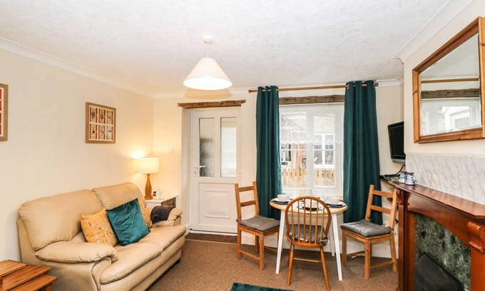 Hay on Wye Cabaña | PAGE-TURNER'S COTTAGE, pet friendly in Hay-On-Wye