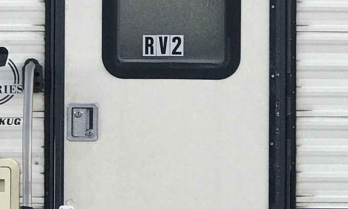 Crystal Casa | Pahrump Camper / RV2 Death Valley, vista frontal.