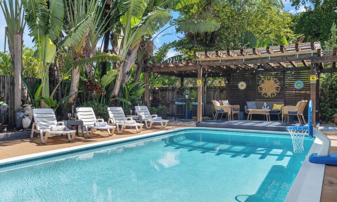 Survey Creek Casa | Palm Breeze Oasis - Heated Pool, Steps to The Lake, Very Close to The Park!