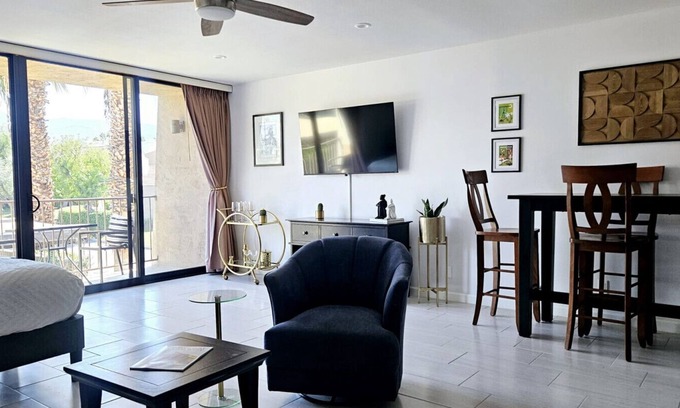Palm Desert Condominio | Palm Desert Studio at Shadow Mountain Resort...steps to El Paseo's Charms