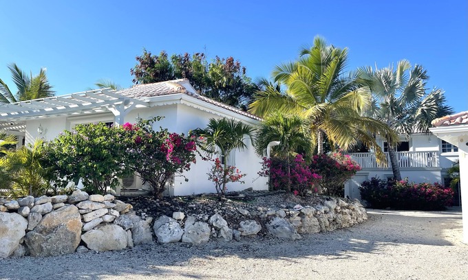 Discovery Bay Cabaña | Palm Breeze Bay Cottage