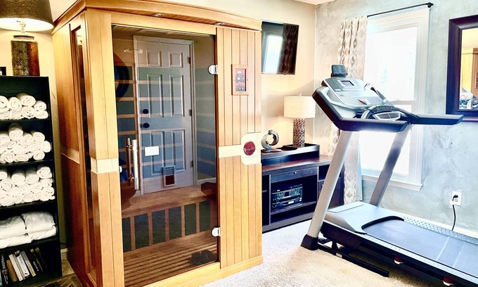 Greensboro Casa | Pamper Yourself in a Spa like home (Hot tub, Sauna, Mini-Gym) Great location!