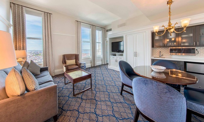 Downtown Boston Complejo | Panoramic Harbor Views from CustomHouse Observation Deck, 1-Bedroom Suite