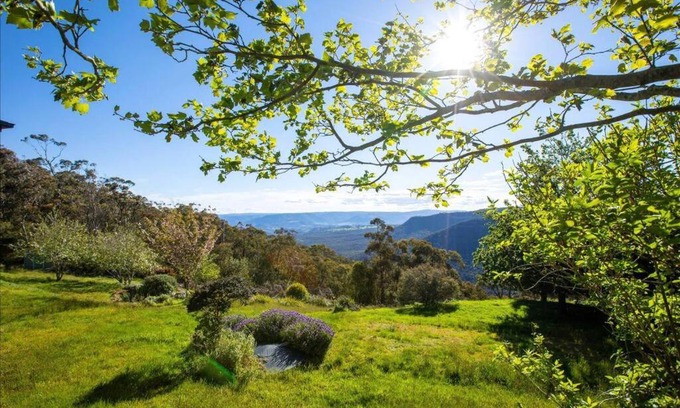 Medlow Bath Villa | Panoramic Mountain view house on 7ha of lands