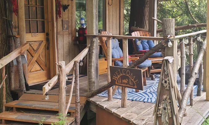 Laidlaw Cabina | Paradise on the Mighty Fraser River surrounded by woodland gardens.