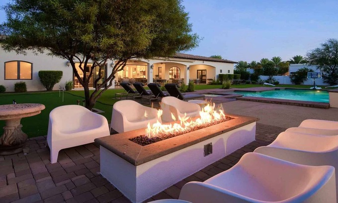 Camelback East Casa | Cerca del casco antiguo! Enorme. Diversión, patio trasero increíble, en excelente ubicación. ¡Reserva rápida!