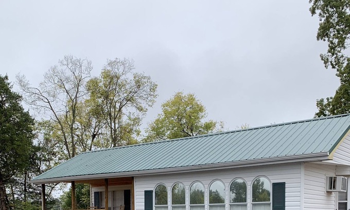 Newport Cabaña | Modelo Park con porche / cocina completa / sala de estar completa / cama de tamaño completo en el dormitorio