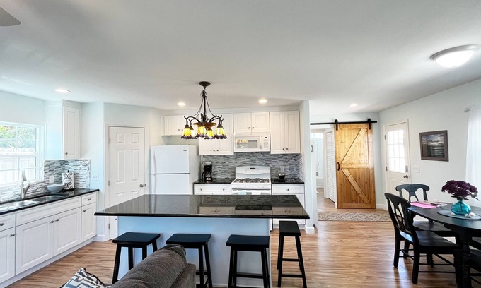 Santa Maria Cabaña | Parkside Cottage w/ Patio/BBQ - 20 min to beach