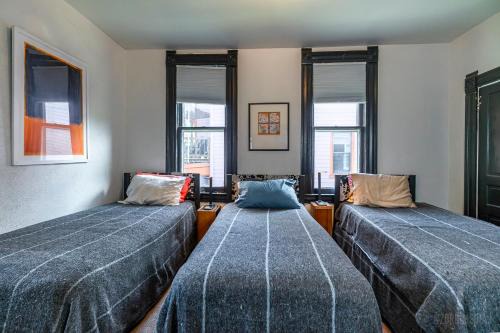 Homestead Apartamento | Parkside Paradise Elegant Victorian Home Just Steps from the Park