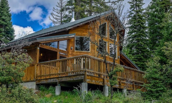 Ashland Cabina | Parsnip Lakes Cabin w/ Jacuzzi and Wood Stove at Green Springs Inn