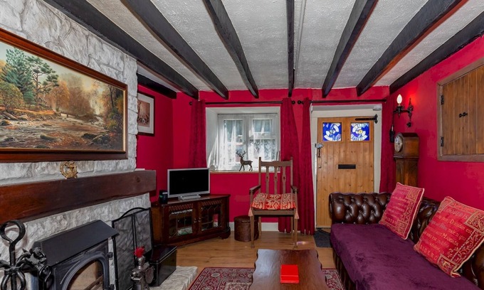 Puriton Casa | Pass the Keys | Cosy Cottage with Fireplace